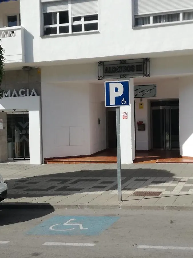 Marbella Sleeps 8 Aircon Secure Underground Parking Free Netflix Fast Internet 아파트