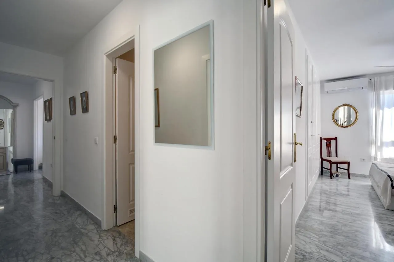 Marbella Sleeps 8 Aircon Secure Underground Parking Free Netflix Fast Internet 아파트 스페인