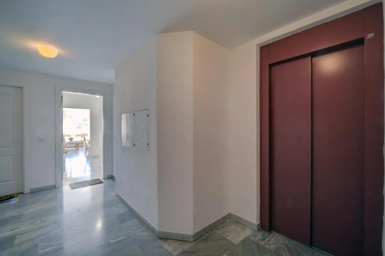 Marbella Sleeps 8 Aircon Secure Underground Parking Free Netflix Fast Internet 아파트 0*,  스페인