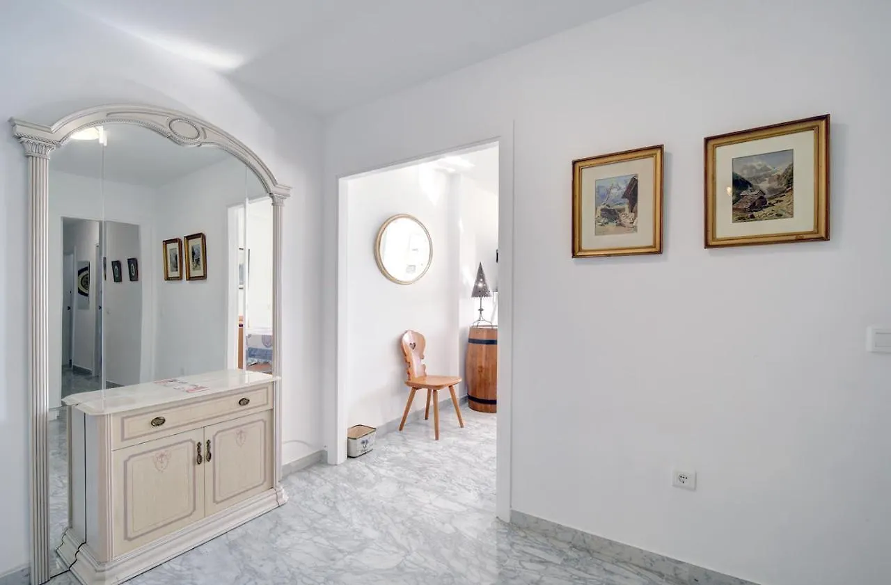 Marbella Sleeps 8 Aircon Secure Underground Parking Free Netflix Fast Internet 아파트 0*,  스페인