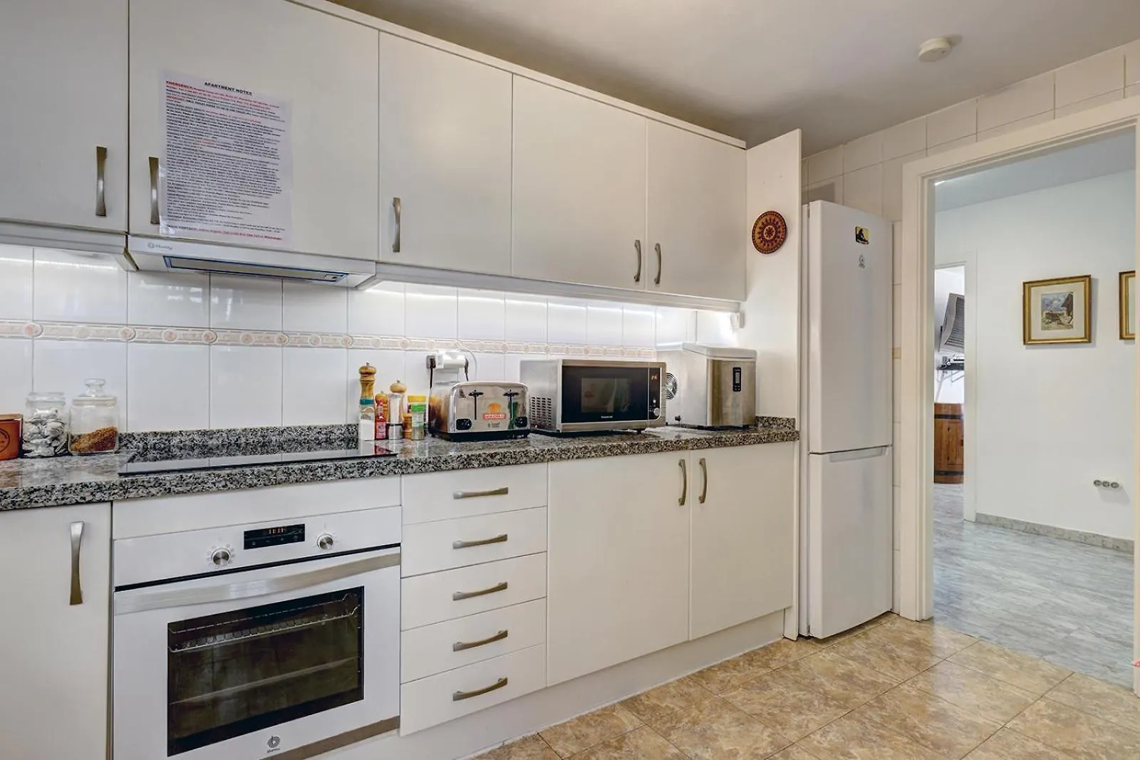 Marbella Sleeps 8 Aircon Secure Underground Parking Free Netflix Fast Internet 아파트