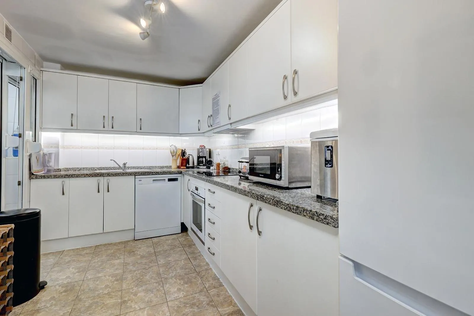 Marbella Sleeps 8 Aircon Secure Underground Parking Free Netflix Fast Internet 아파트