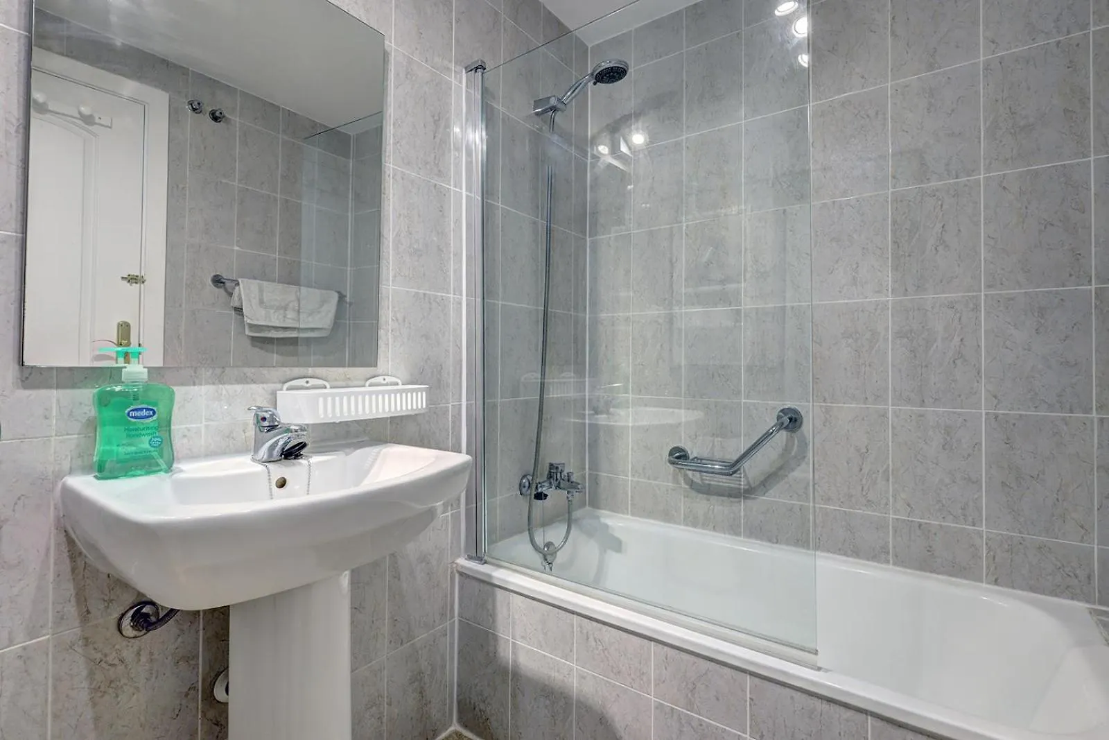Marbella Sleeps 8 Aircon Secure Underground Parking Free Netflix Fast Internet 아파트