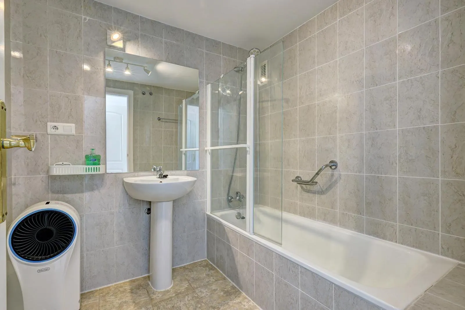 Marbella Sleeps 8 Aircon Secure Underground Parking Free Netflix Fast Internet 아파트 0*,