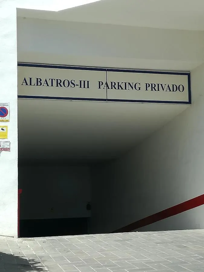 Marbella Sleeps 8 Aircon Secure Underground Parking Free Netflix Fast Internet Apartment