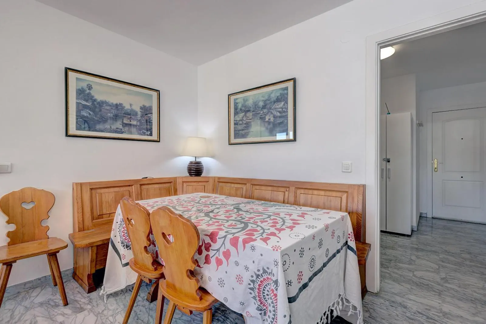 Marbella Sleeps 8 Aircon Secure Underground Parking Free Netflix Fast Internet Apartment 0*,
