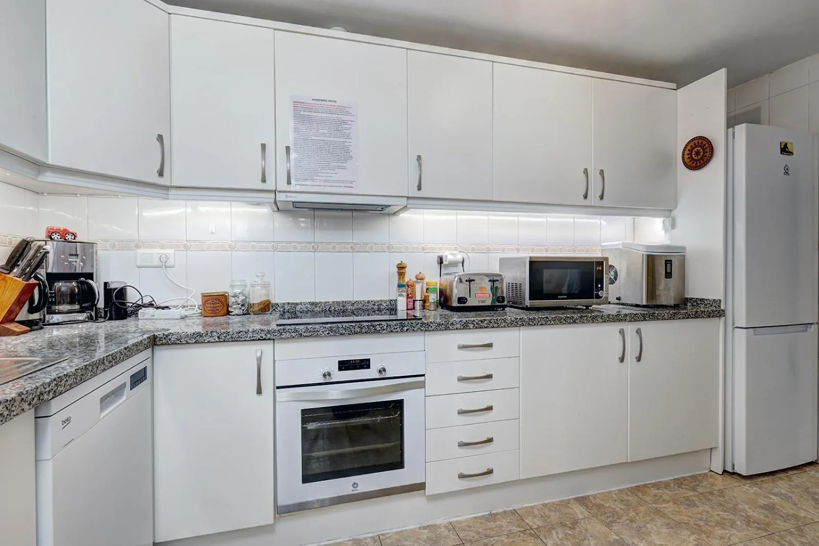 Marbella Sleeps 8 Aircon Secure Underground Parking Free Netflix Fast Internet Apartment