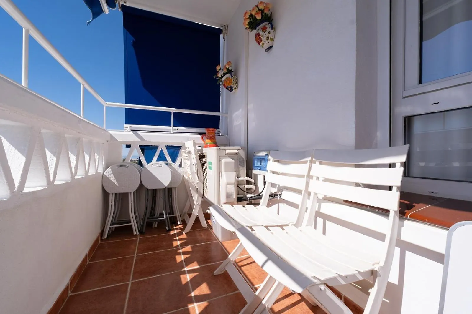 Marbella Sleeps 8 Aircon Secure Underground Parking Free Netflix Fast Internet Apartment
